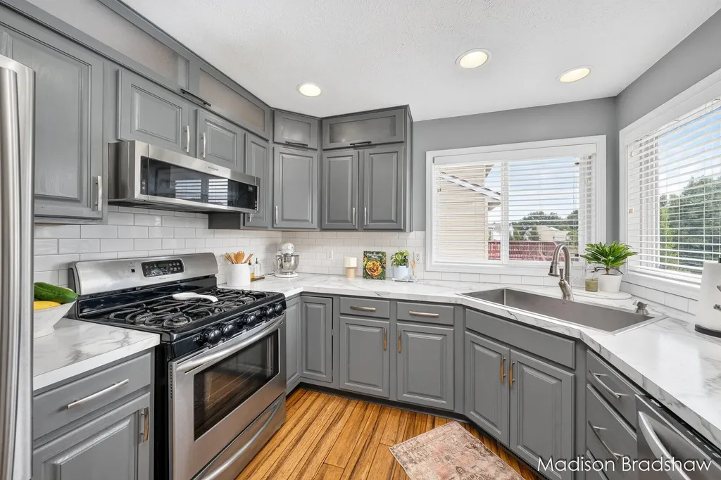 5866 E Grove Drive SE Kentwood City MI 49512