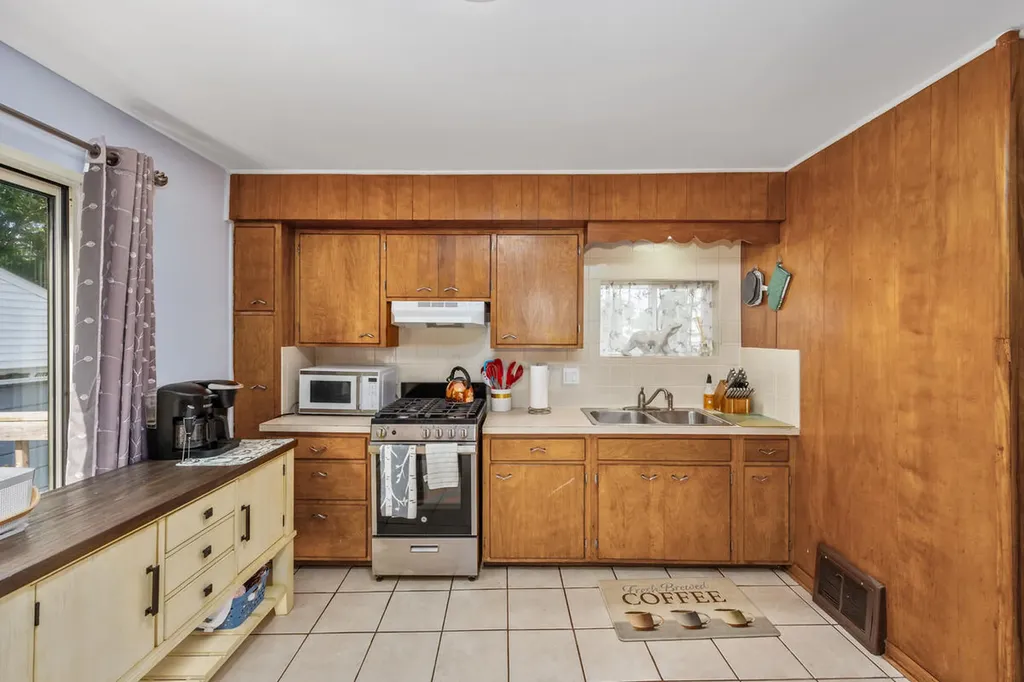 852 Leonard Street NE Grand Rapids City MI 49503