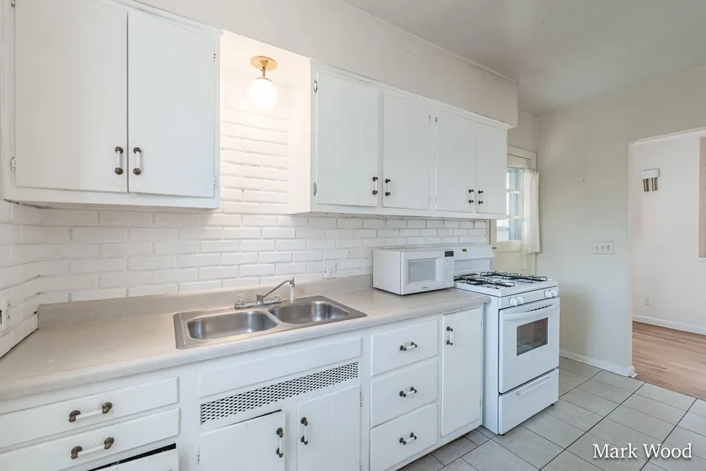 2505 Boston Street SE East Grand Rapids City MI 49506