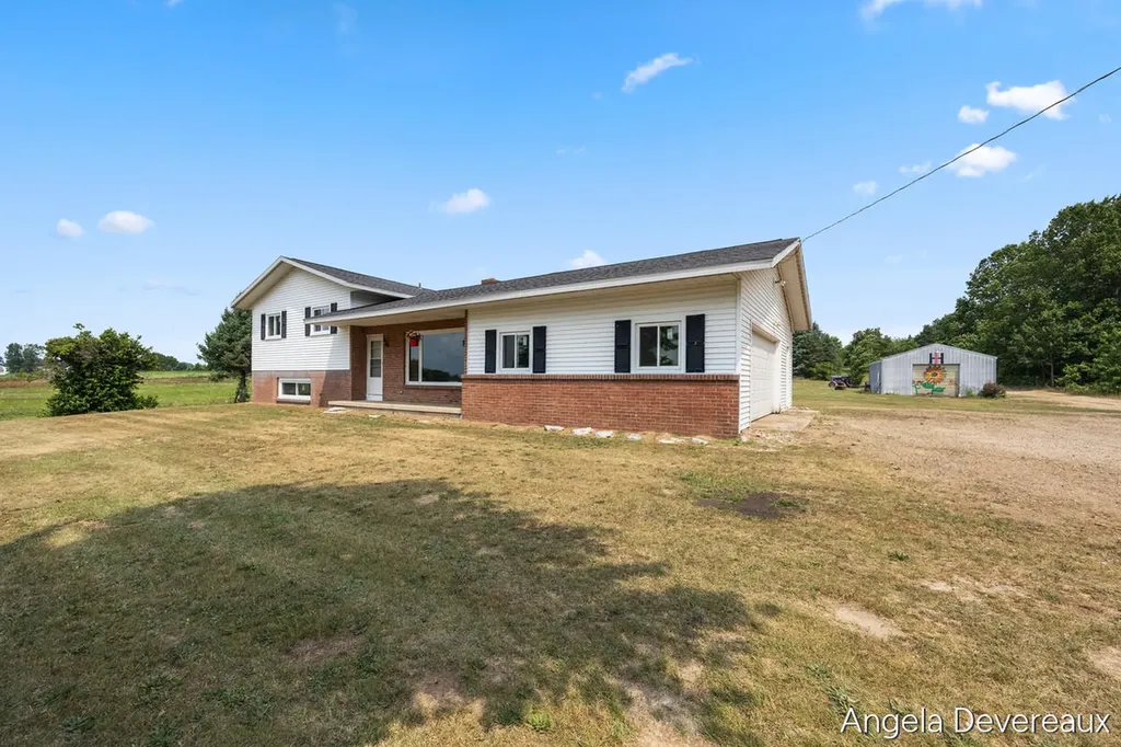 2637 17 Mile Road Tyrone Township MI 49330
