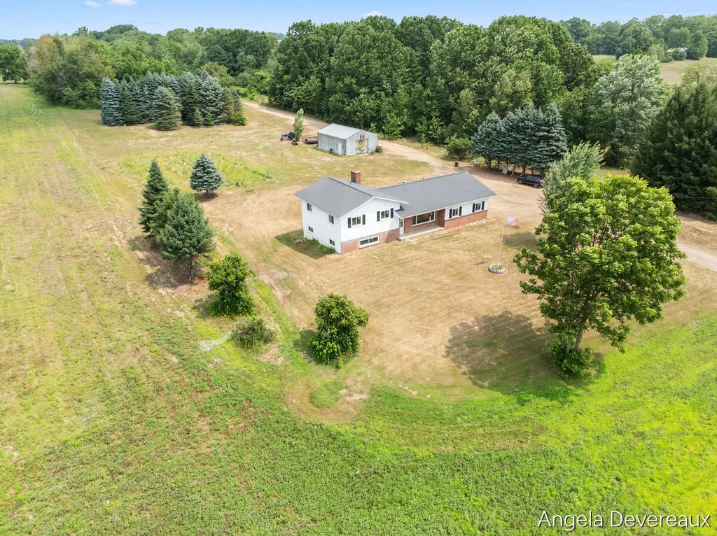 2637 17 Mile Road Tyrone Township MI 49330