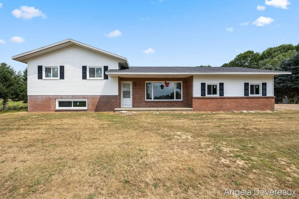 2637 17 Mile Road Tyrone Township MI 49330