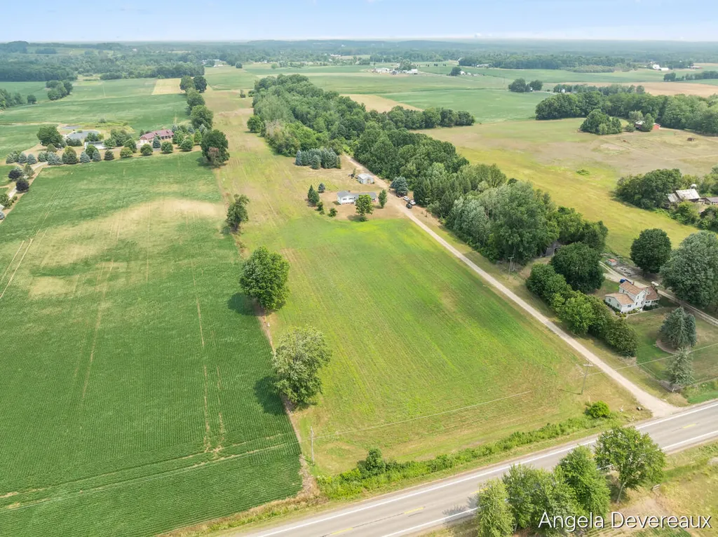 2637 17 Mile Road Tyrone Township MI 49330