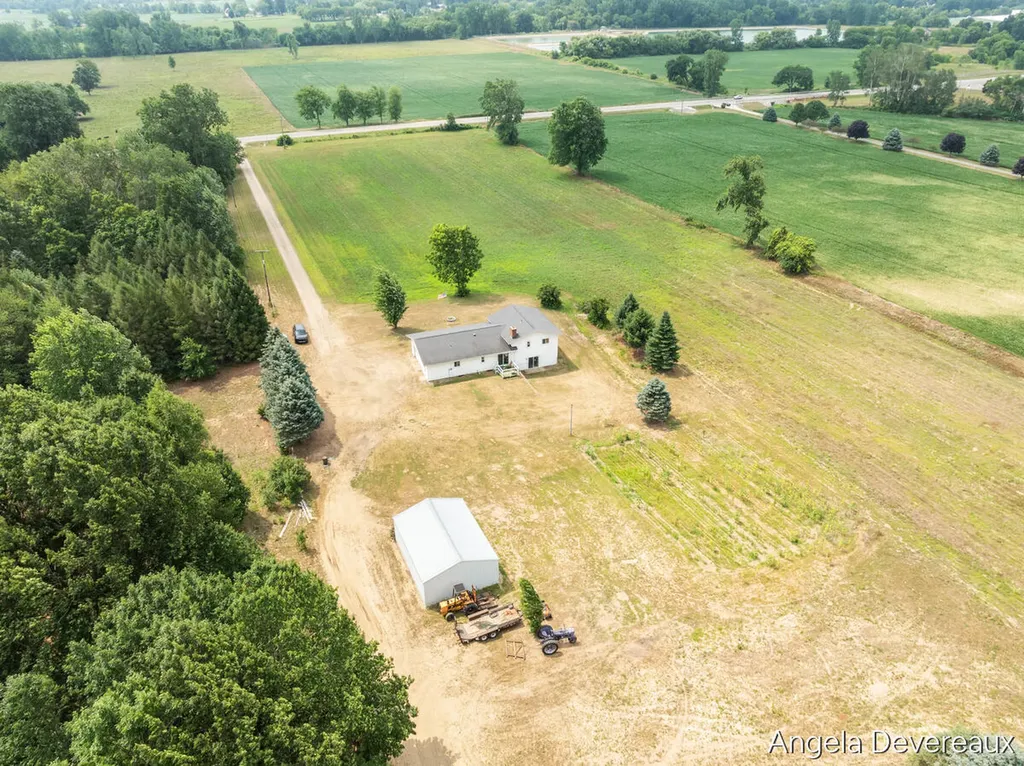 2637 17 Mile Road Tyrone Township MI 49330