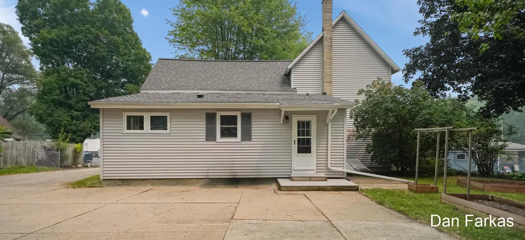 2531 Miller Avenue NW Walker City MI 49544