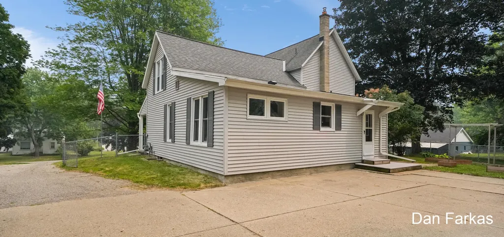 2531 Miller Avenue NW Walker City MI 49544