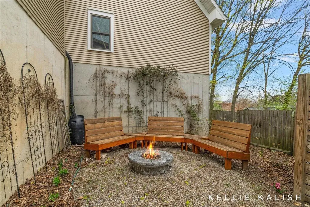 814 Livingston Avenue NE Grand Rapids City MI 49503