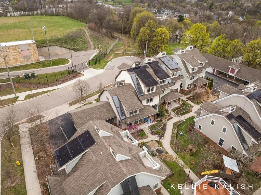 814 Livingston Avenue NE Grand Rapids City MI 49503