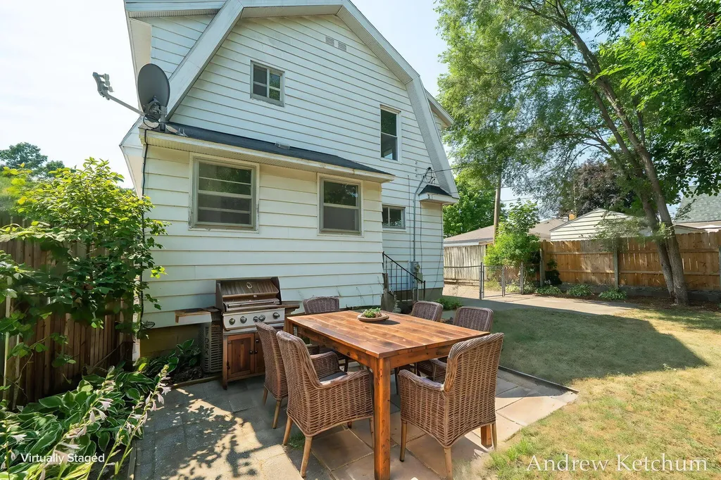 2402 Lamar Avenue SW Wyoming City MI 49519