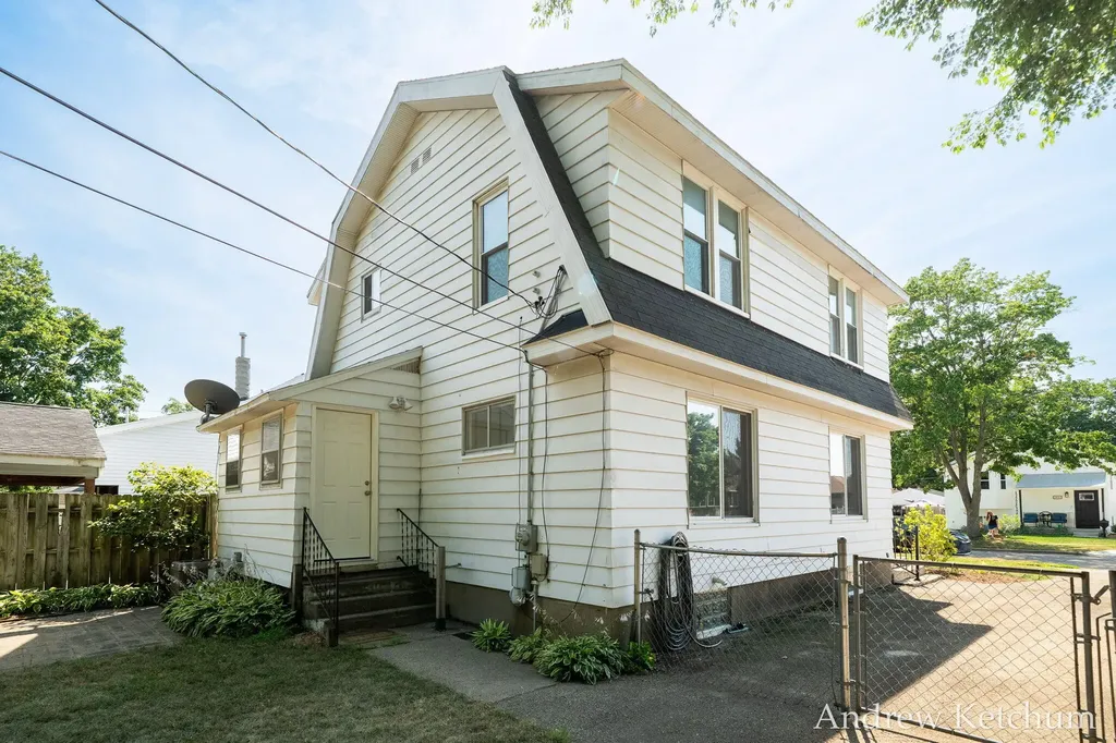 2402 Lamar Avenue SW Wyoming City MI 49519