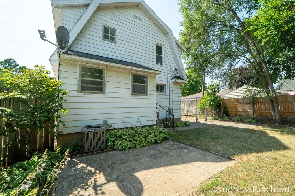 2402 Lamar Avenue SW Wyoming City MI 49519