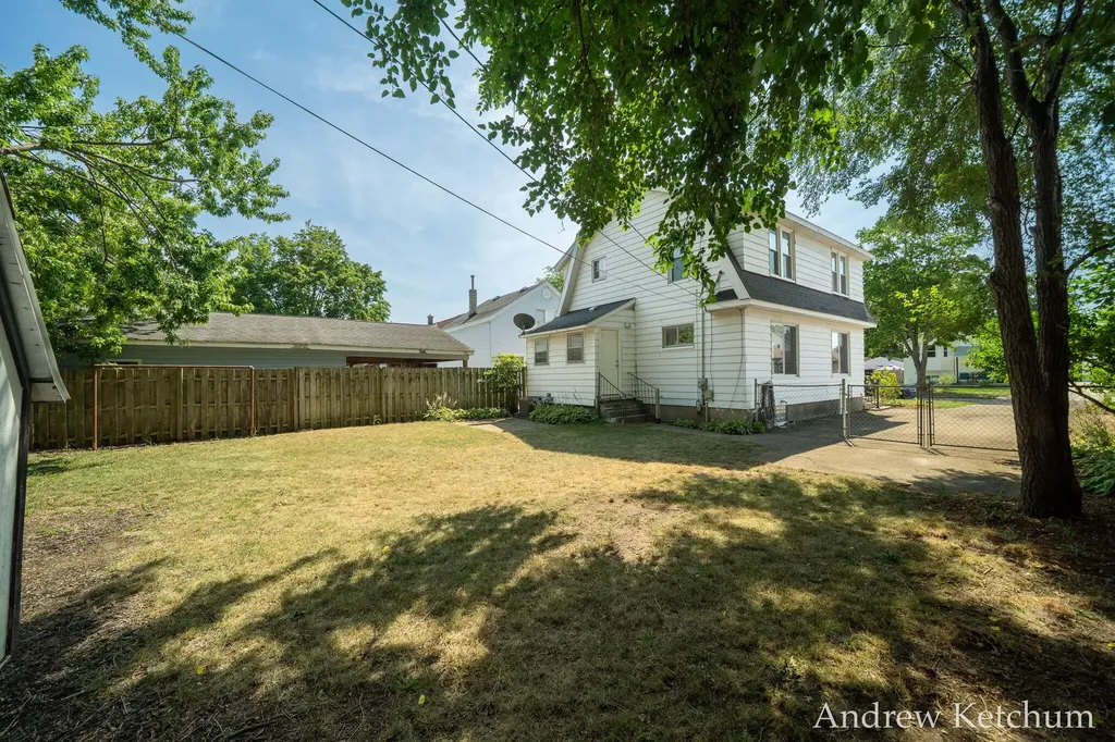 2402 Lamar Avenue SW Wyoming City MI 49519