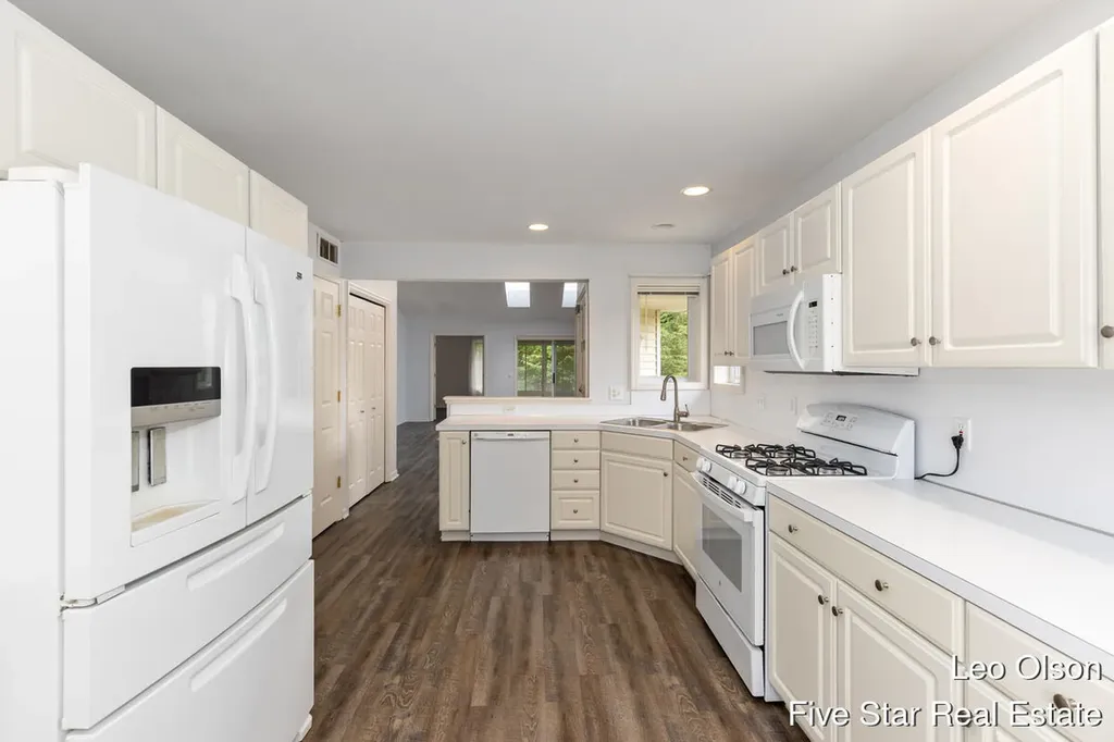 2220 Meadowglen Drive NE Grand Rapids City MI 49505