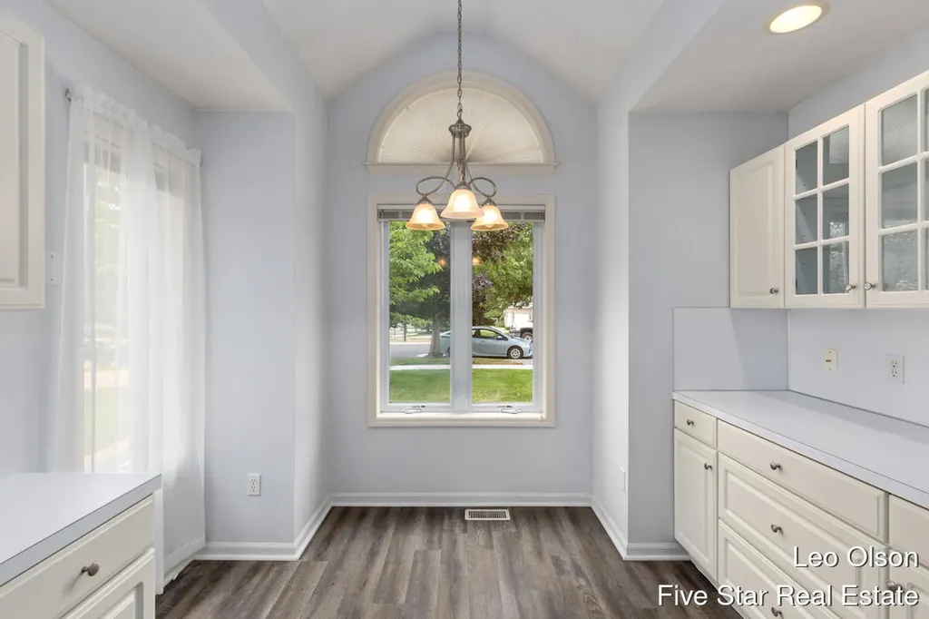 2220 Meadowglen Drive NE Grand Rapids City MI 49505