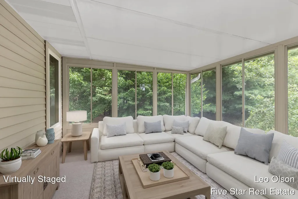 2220 Meadowglen Drive NE Grand Rapids City MI 49505