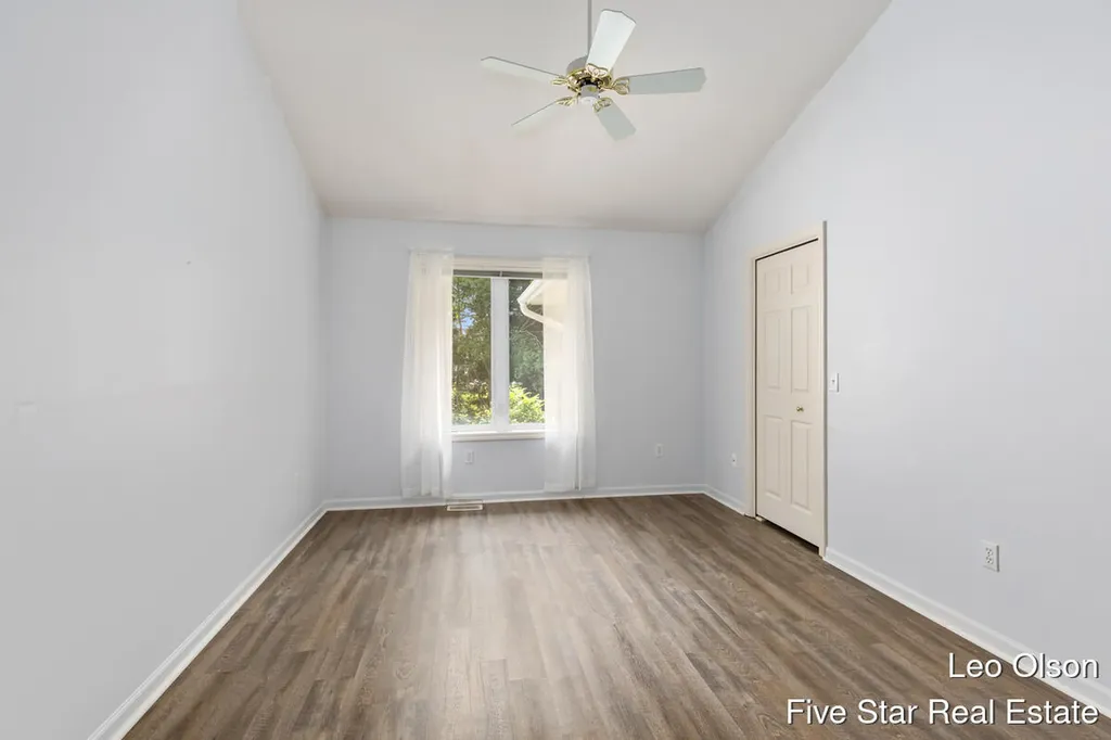 2220 Meadowglen Drive NE Grand Rapids City MI 49505