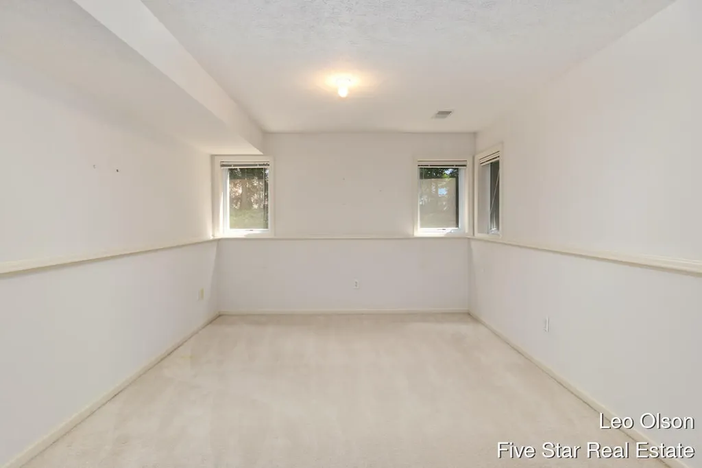 2220 Meadowglen Drive NE Grand Rapids City MI 49505