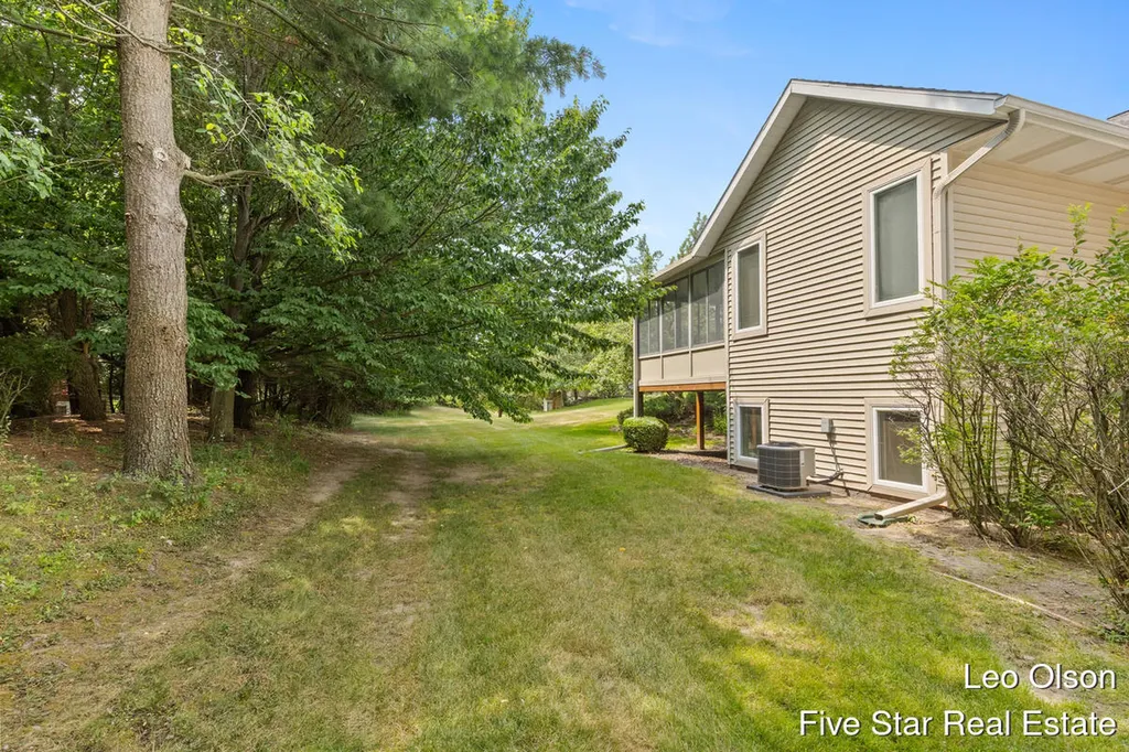 2220 Meadowglen Drive NE Grand Rapids City MI 49505
