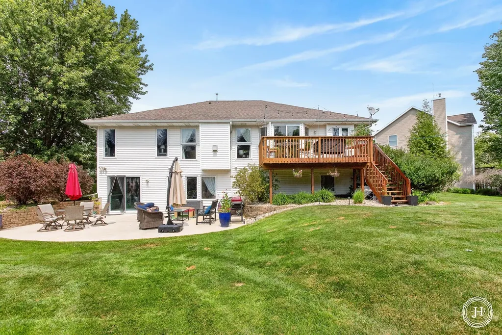 953 Sunset Hills Court NW Walker City MI 49534