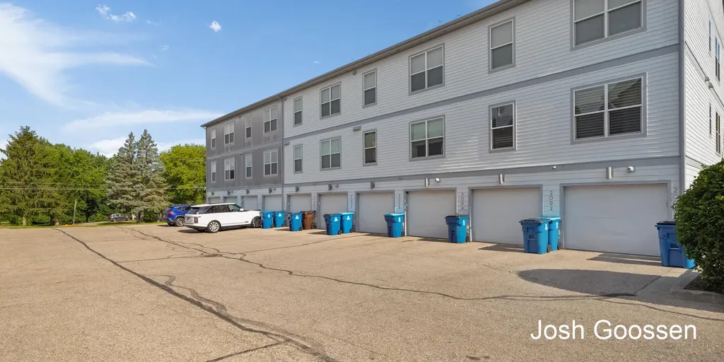 2106 Celadon Drive NE Grand Rapids Charter Township MI 49525