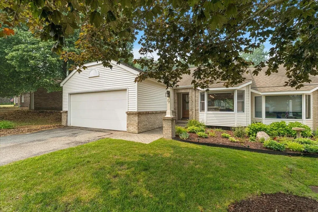77 Skyline Circle NW Grand Rapids City MI 49504
