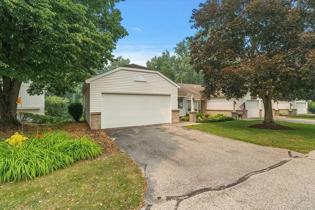 77 Skyline Circle NW Grand Rapids City MI 49504