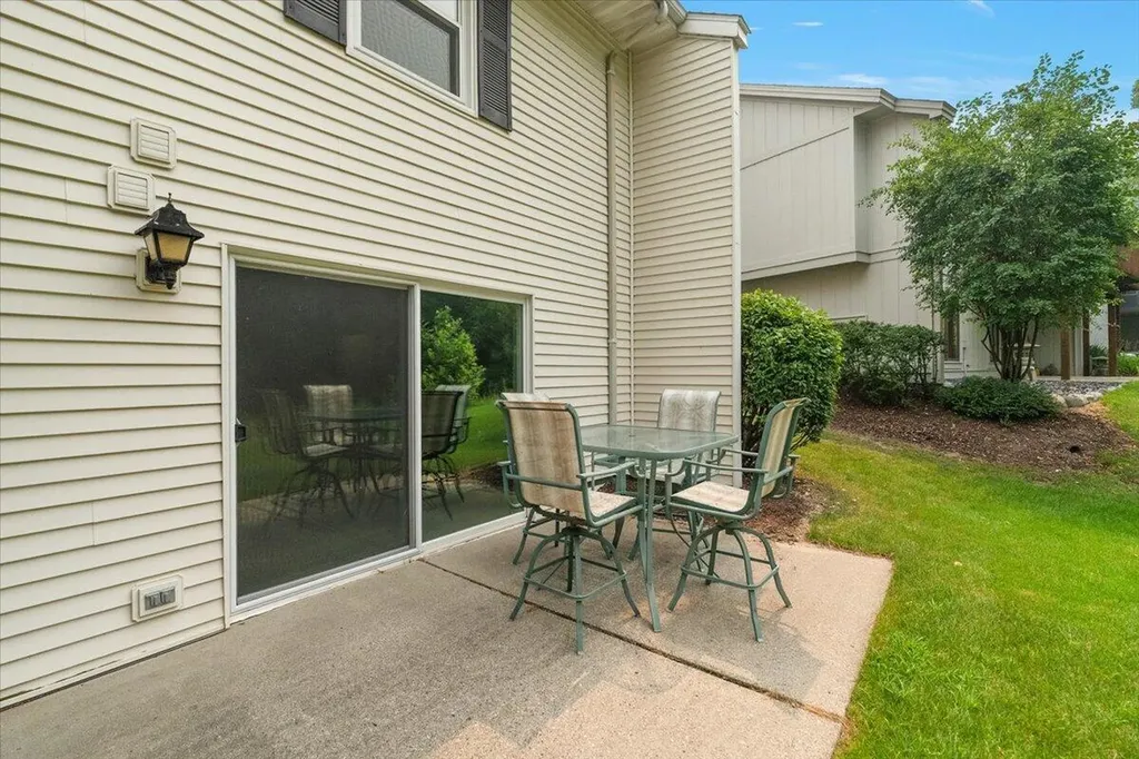 77 Skyline Circle NW Grand Rapids City MI 49504