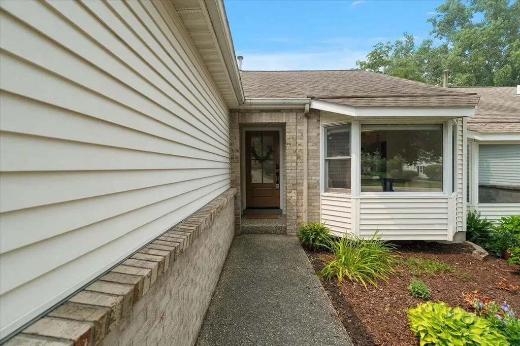 77 Skyline Circle NW Grand Rapids City MI 49504