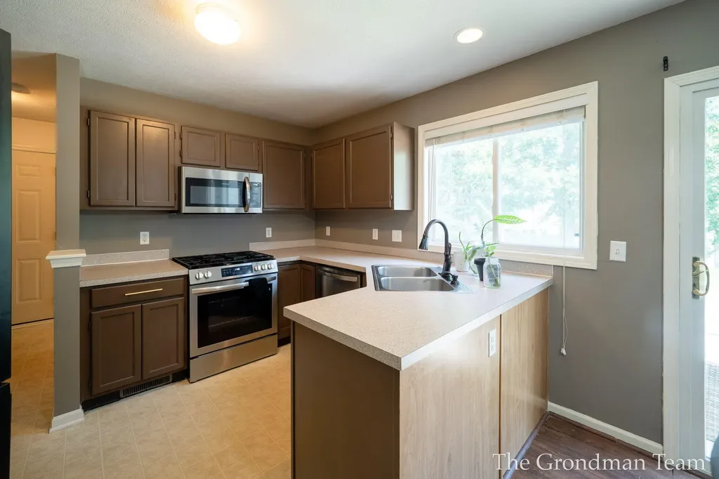 3967 E Deblaay Drive SE Kentwood City MI 49512