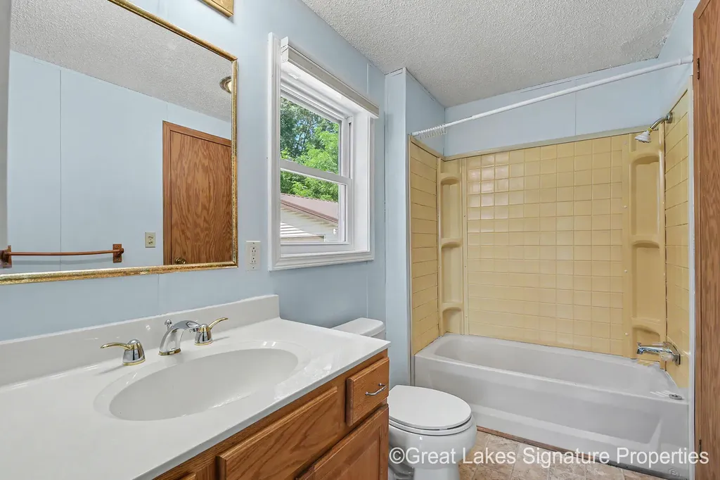 618 E Benton Street Greenville City MI 48838