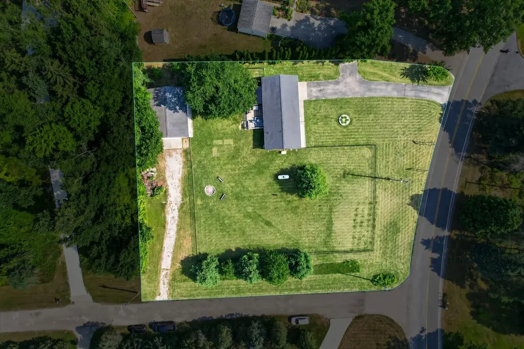 7489 Tiffany Avenue NE Cannon Township MI 49341