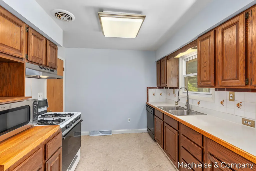 4431 Burgis Avenue SE Kentwood City MI 49508