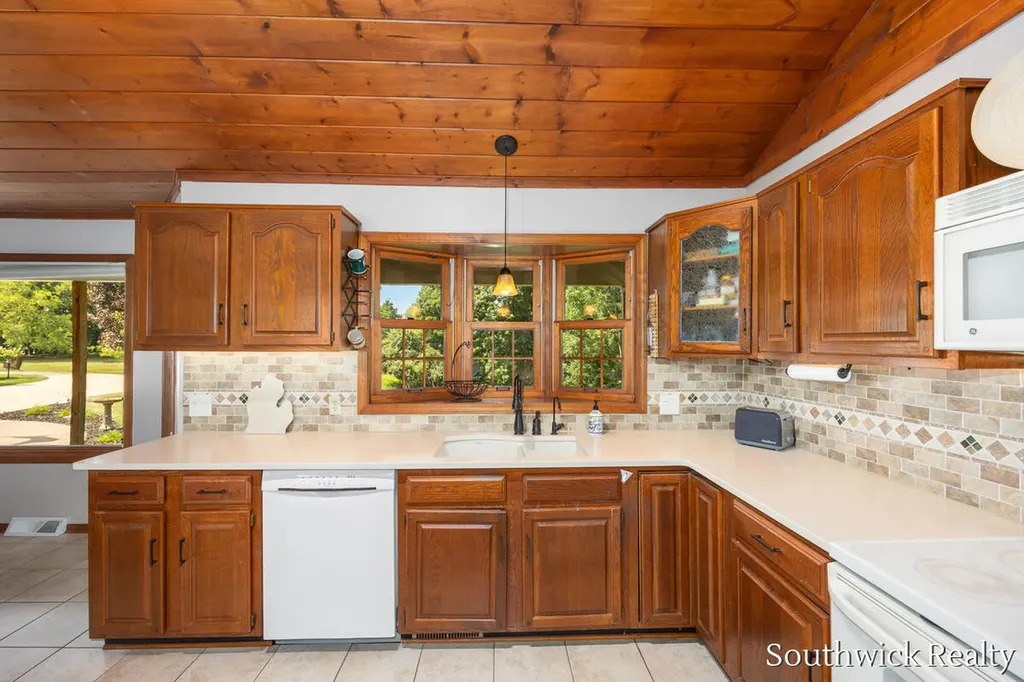2484 Shadow Lake Court NE Grand Rapids Charter Township MI 49505