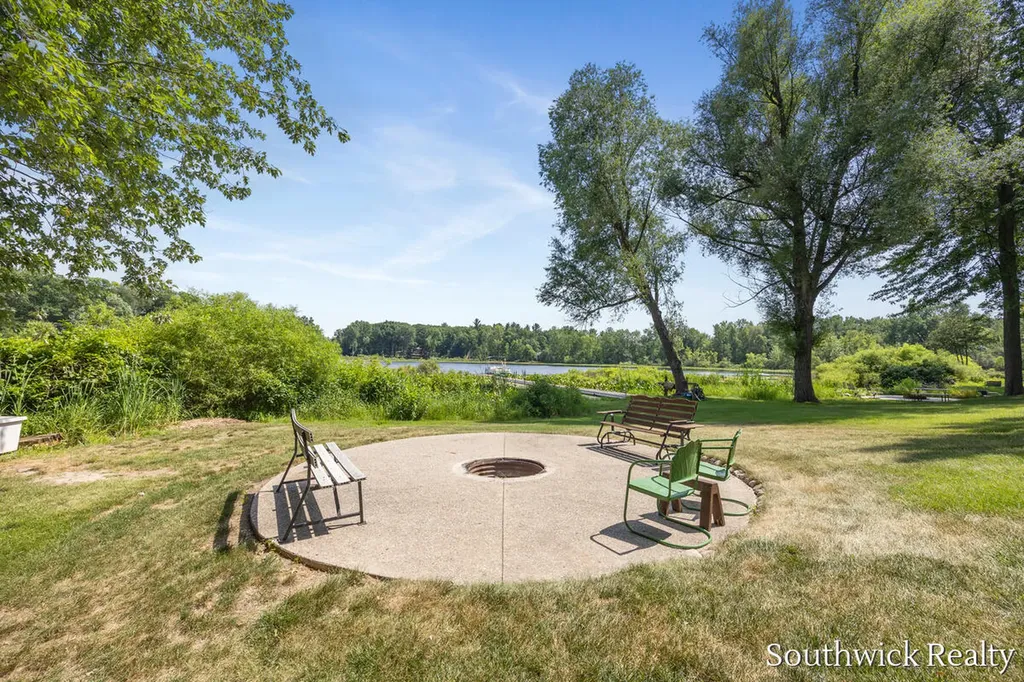 2484 Shadow Lake Court NE Grand Rapids Charter Township MI 49505