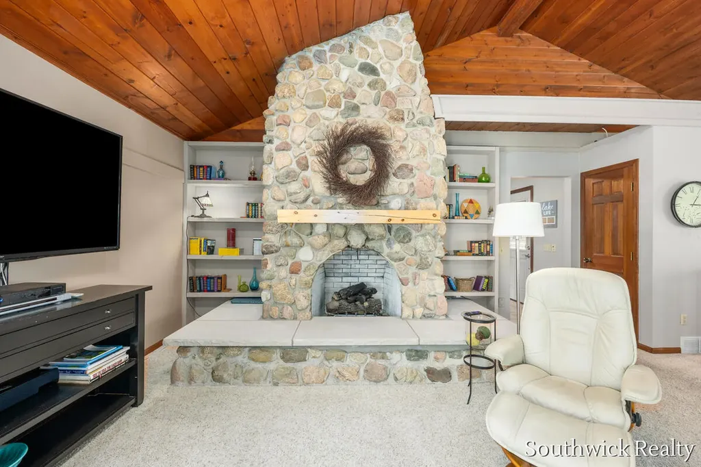 2484 Shadow Lake Court NE Grand Rapids Charter Township MI 49505