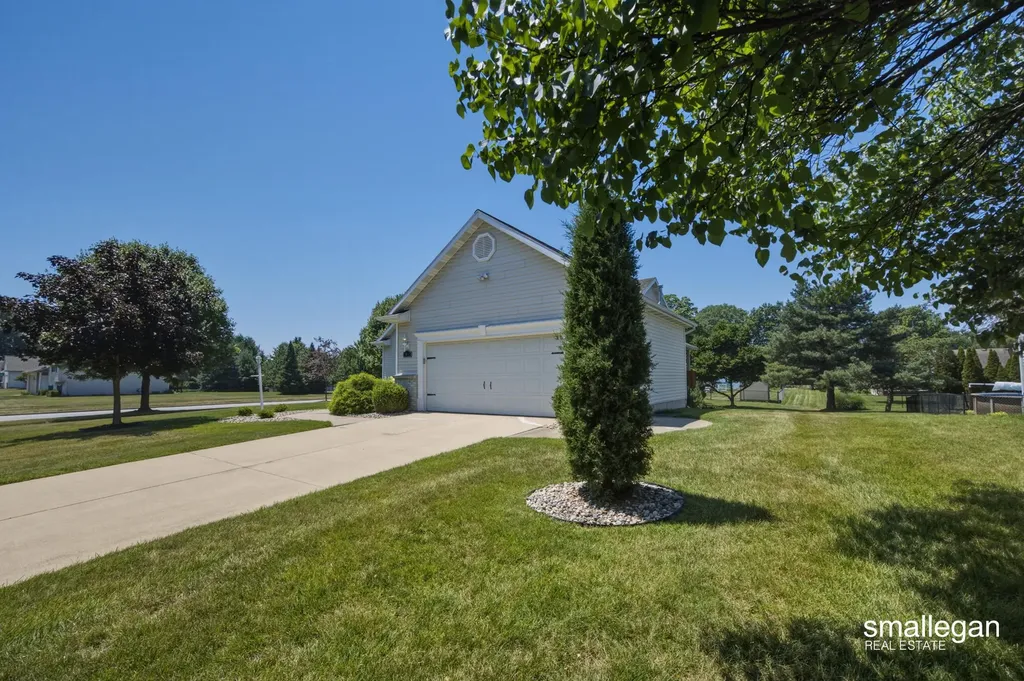 1017 Sunset Hills Court NW Walker City MI 49534