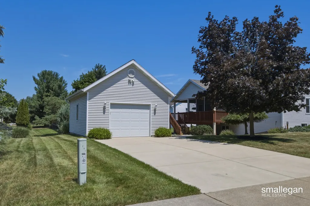 1017 Sunset Hills Court NW Walker City MI 49534