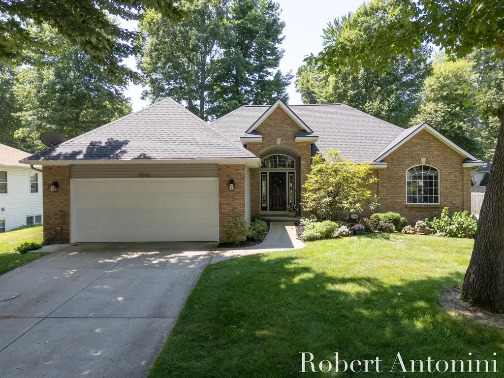 2516 Golfbury Drive SW Wyoming City MI 49519