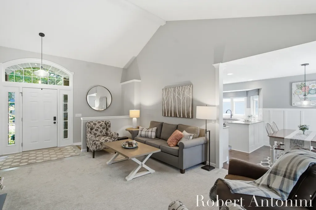 2516 Golfbury Drive SW Wyoming City MI 49519