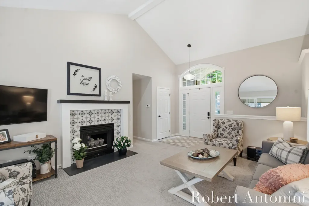 2516 Golfbury Drive SW Wyoming City MI 49519