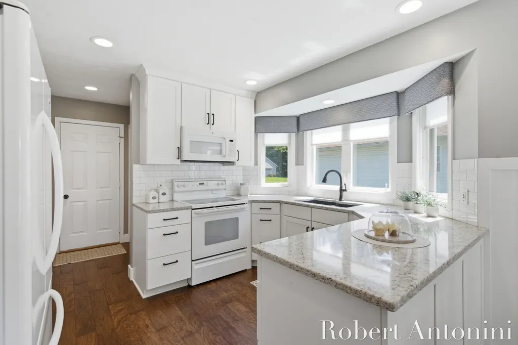 2516 Golfbury Drive SW Wyoming City MI 49519