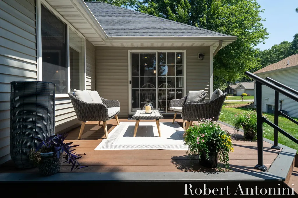 2516 Golfbury Drive SW Wyoming City MI 49519