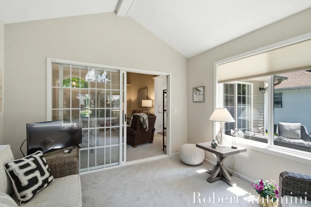 2516 Golfbury Drive SW Wyoming City MI 49519