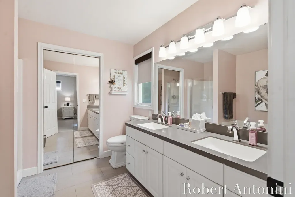 2516 Golfbury Drive SW Wyoming City MI 49519