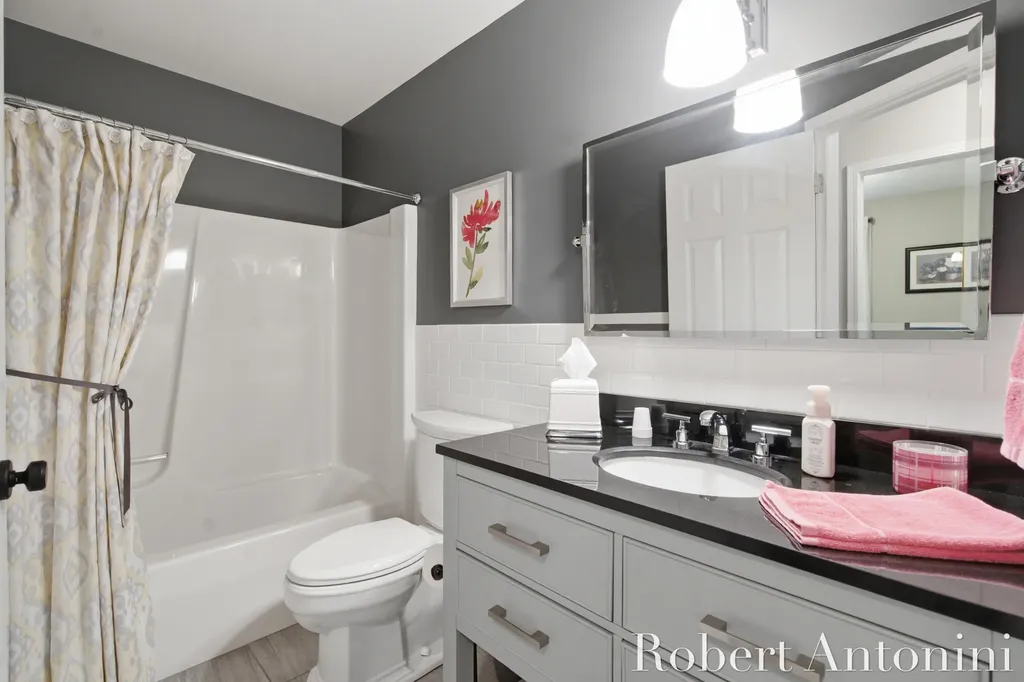 2516 Golfbury Drive SW Wyoming City MI 49519