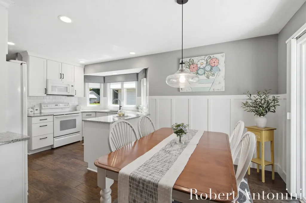 2516 Golfbury Drive SW Wyoming City MI 49519