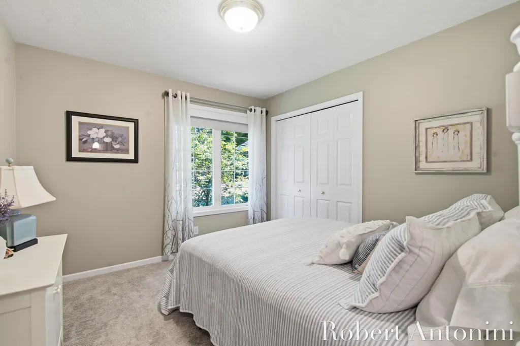 2516 Golfbury Drive SW Wyoming City MI 49519