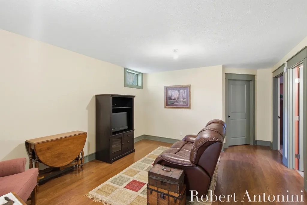 2516 Golfbury Drive SW Wyoming City MI 49519