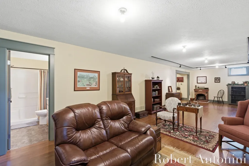 2516 Golfbury Drive SW Wyoming City MI 49519