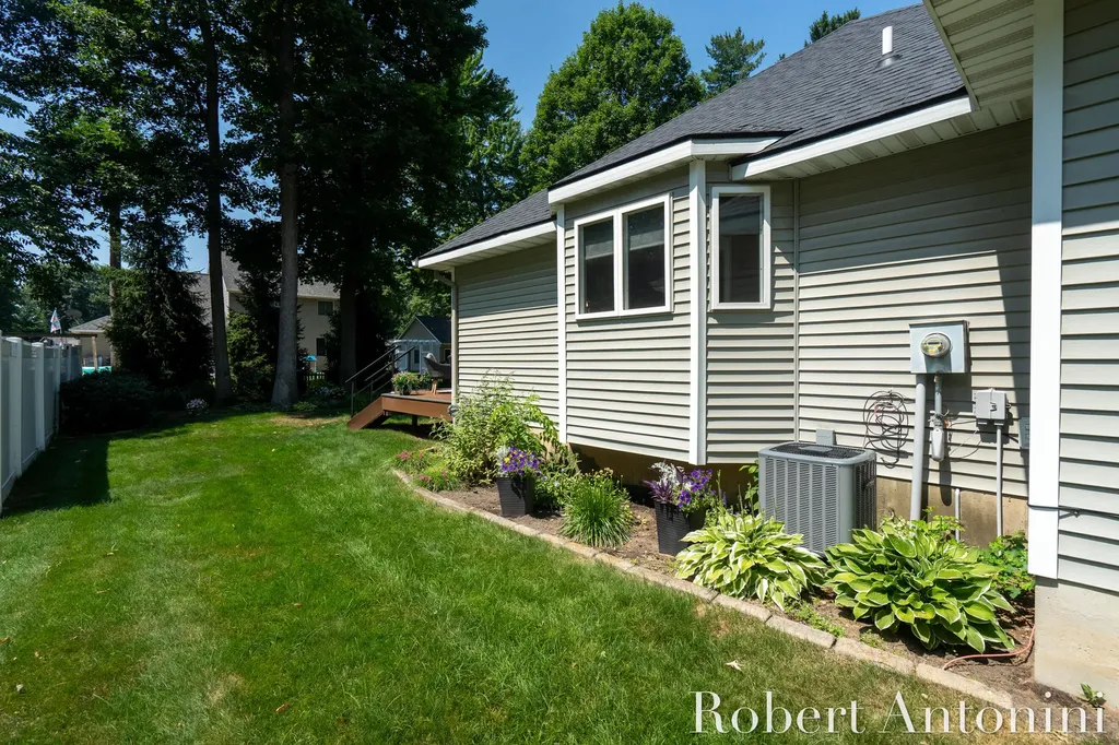 2516 Golfbury Drive SW Wyoming City MI 49519